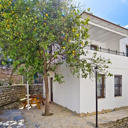 Central And Comfortable With Shared Pool Near Beach In