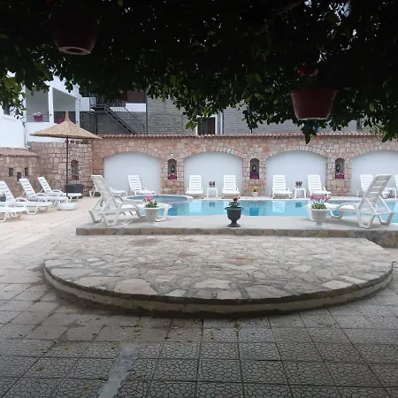 Central And Comfortable With Shared Pool Near Beach In Apartament *