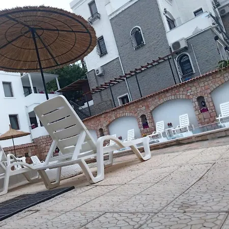 Central And Comfortable With Shared Pool Near Beach In *