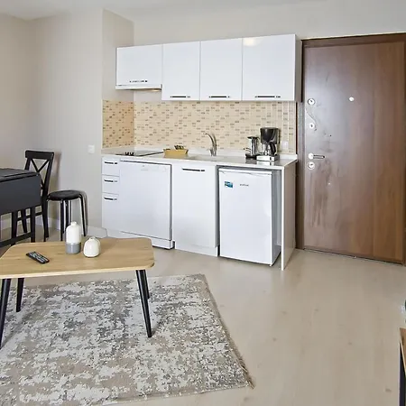 Central And Comfortable With Shared Pool Near Beach In *